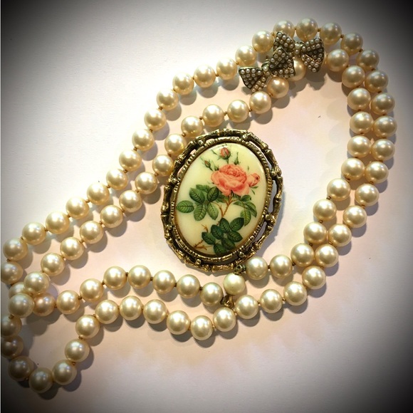 VTG Curated Trio - Pearls Roses and Bows jewelry set - Picture 2 of 11